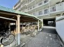 マンション敷地内の屋根付き駐輪スペース
