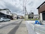 駐車が苦手な方にも嬉しい、前面６ｍ道路に面した住まい。
