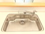 ステンレスのシンク。洗い物がしやすい深いタイプですので、片付けもきっとはかどります。
