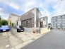 駐車が苦手な方にも嬉しい、前面６ｍ道路に面した住まい。
