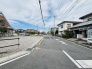 2号地 前面道路は歩道も整備され、小さなお子様にも安心です。
