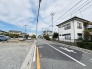 1号地 前面道路は歩道も整備され、小さなお子様にも安心です。
