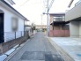 B号棟 幅員の狭い道ですが、車通りの少ない住宅街に立地してます。
