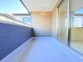 1号棟 後付けのテラス屋根よりデザイン性にも優れた屋根付きバルコニー。
 2026/03/08m