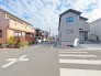 車通りの少ない閑静な住宅地、のびのびした子育てに適します。

