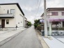 住民の方が主に利用する交通量少なめの道路に面してます。
