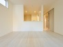 新築の木の匂いのする室内。写真では伝わらないので、ぜひ現地でお確かめください。
