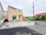 駐車が苦手な方にも嬉しい、前面６ｍ道路に面した住まい。
