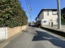 幅員の狭い道ですが、車通りの少ない住宅街に立地してます。
