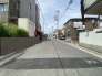1号棟 前面道路です。車通りは多くないので、小さなお子様がいても安心そうです。