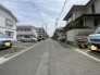 2号棟 幹線道路から１本入った現地は、想像以上に静かに感じられます。
 2026/04/18m
