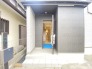 アプローチからの玄関がおしゃれな住宅。出発も帰宅も楽しみになるかも。

