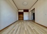 大きな窓から明るい日差しが差し込みます
