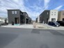 1号棟 幹線道路から１本入った現地は、想像以上に静かに感じられます。
 2026/05/03m