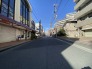 前面道路は歩道も整備され、小さなお子様にも安心です。
