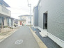 幹線道路から１本入った現地は、想像以上に静かに感じられます。
