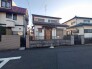 駐車が苦手な方にも嬉しい、前面６ｍ道路に面した住まい。
