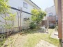 季節のお花を少し楽しむくらいなら、このお庭で十分かも。
