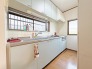 料理をしながらでも、ご家族との会話を楽しめる配置のキッチン
