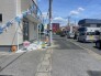 前面道路は歩道も整備され、小さなお子様にも安心です。道路の真向いにはスーパーがあります。
