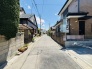 住民の方が主に利用する交通量少なめの道路に面してます。
