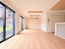 2号棟 ご家族みんながゆったりくつろげる広々リビング。
 2026/08/14m