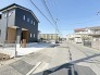 車通りの少ない閑静な住宅地、のびのびした子育てに適します。

