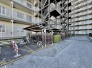 マンション敷地内の屋根付き駐輪スペース