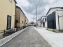 前面道路は整備され、小さなお子様にも安心です。
