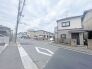 車通りの少ない閑静な住宅地、のびのびした子育てに適します。
