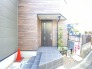 この扉を開けると、新築の木の匂いが待ってます。
