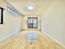 住宅街の２階南向きのお部屋です。日当たりはご覧のとおり。
