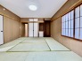 大きな窓から明るい日差しが差し込みます
