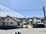 住宅街の中の一戸建て、あたりはほとんど住宅です。
