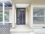 ポーチのついた新築分譲物件。玄関の印象はいかがでしょうか？入口からご覧ください。
