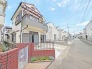 幅員の狭い道ですが、車通りの少ない住宅街に立地してます。
