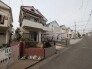 幅員の狭い道ですが、車通りの少ない住宅街に立地してます。
