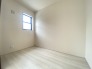 2号棟 リビングと一体のように使えるお部屋。キッチンからもよく見えます。
