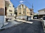 車通りの少ない閑静な住宅地、のびのびした子育てに適します。
