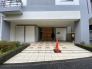 マンション入り口は段差もなく、スムーズに出入りできます。