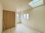 3号棟 日照の取りづらい北側のお部屋には天窓を設置してあり、天井からの間接的な採光が見込めるようになっています。
