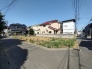B号地 車通りの少ない閑静な住宅地、のびのびした子育てに適します。

