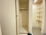 玄関の隣にさらに収納ございます。