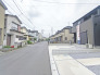 駐車が苦手な方にも嬉しい、前面６ｍ道路に面した住まい。
