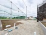 1号棟 建築中ですが、同じグレードの完成済み建物を参考にご覧になることもできます。現地より最寄りの物件をご案内しますので、お気軽にご要望をお聞かせください。
