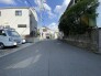 幅員の狭い道ですが、車通りの少ない住宅街に立地してます。
