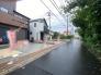 車通りの少ない閑静な住宅地、のびのびした子育てに適します。
