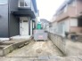マイカースペースを１台分確保。現地で車幅と共にご確認ください。
