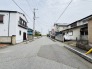 前面道路は歩道も整備され、小さなお子様にも安心です。
