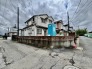 リフォーム工事中。角地につき、開放感に恵まれる住居がここに。
